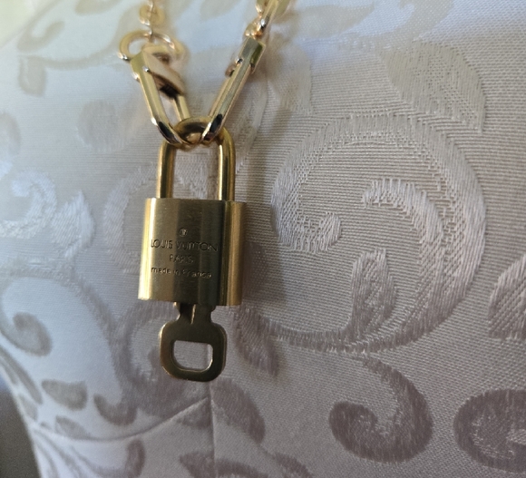 Full Inclusion Louis Vuitton Lock And Key #318 On Unbranded Elegant Gold Chain. - Picture 3 of 4